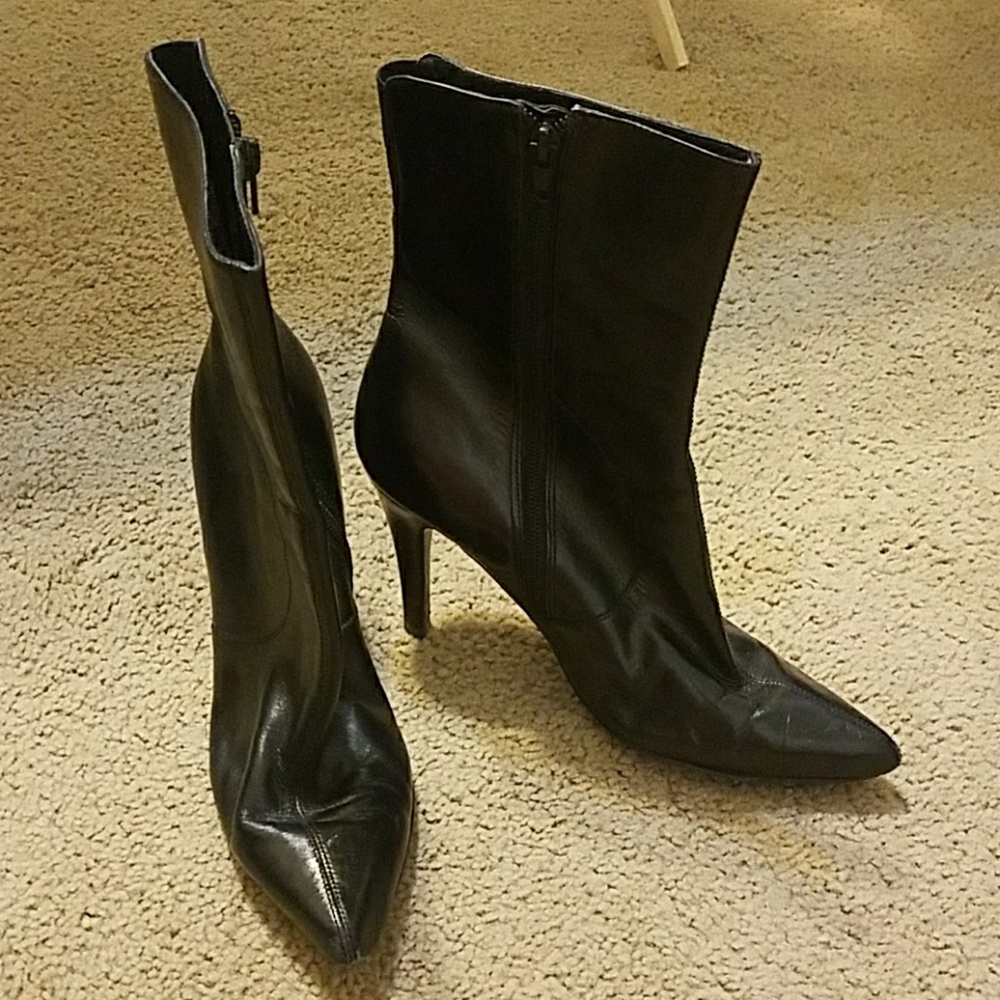 Black leather Nine West boots